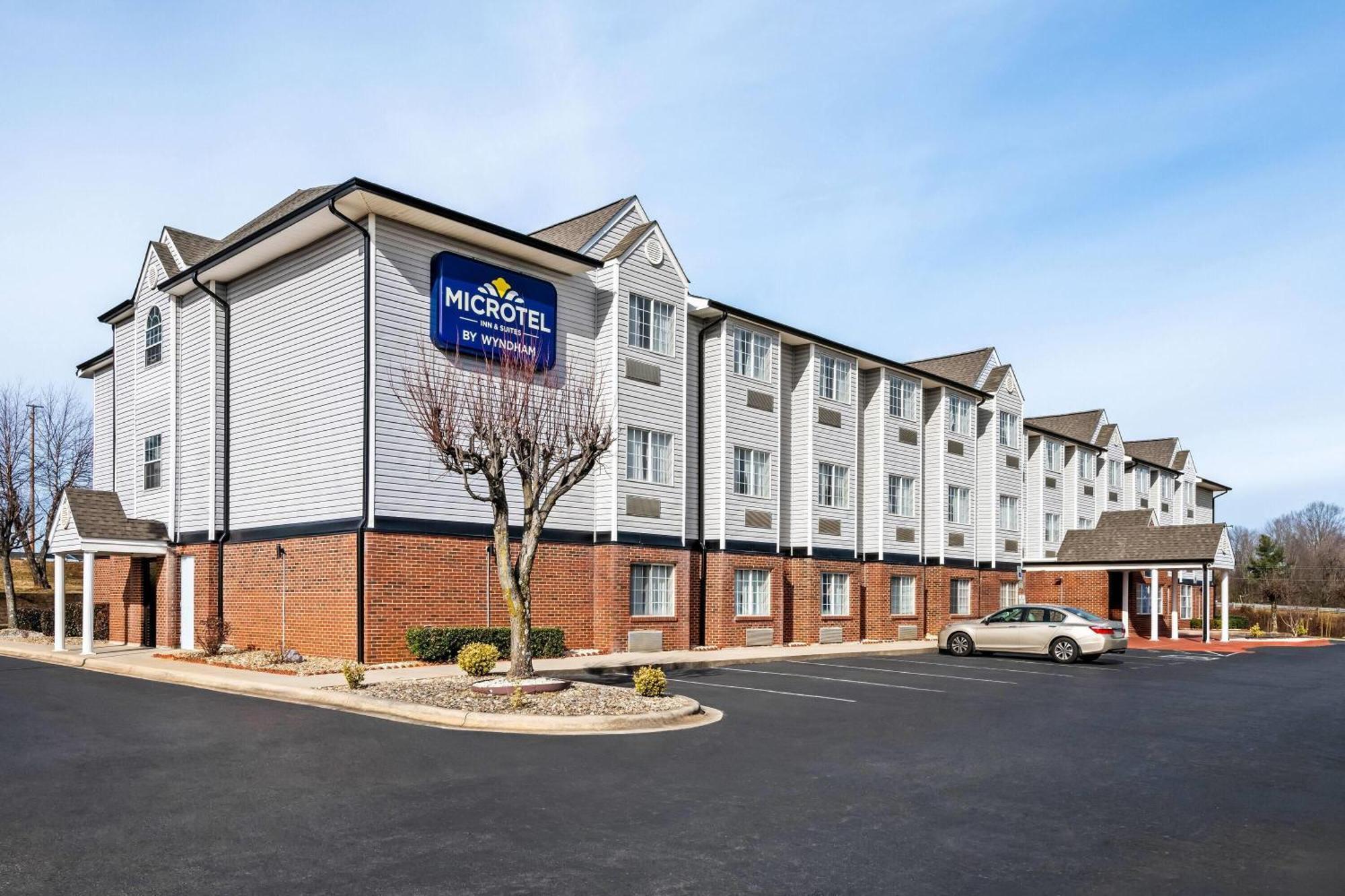 5 Budget Hotels Near Family Beach Bingo With Easy I-77 Access