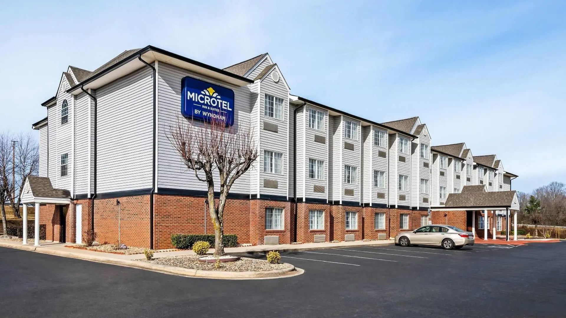 5 Budget Hotels Near Family Beach Bingo With Easy I-77 Access