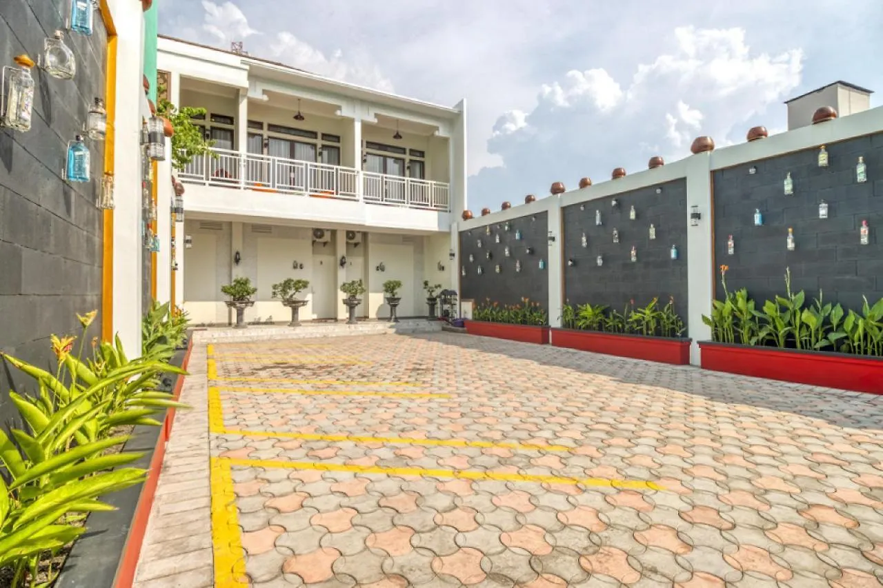 5 RedDoorz Hotels Near Plaza Ambarrukmo Worth Booking