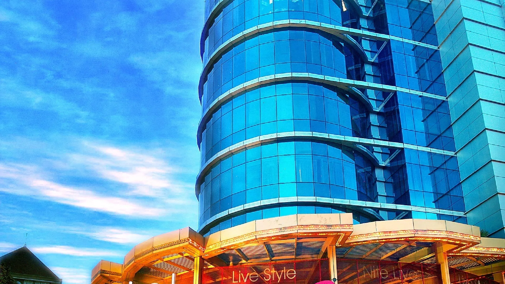 4 Business Hotels in Tunjungan That Deliver on Location