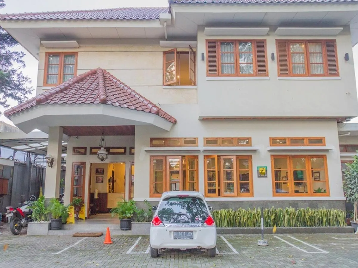 15 RedDoorz Hotels Close to Bosscha Observatory Worth Booking
