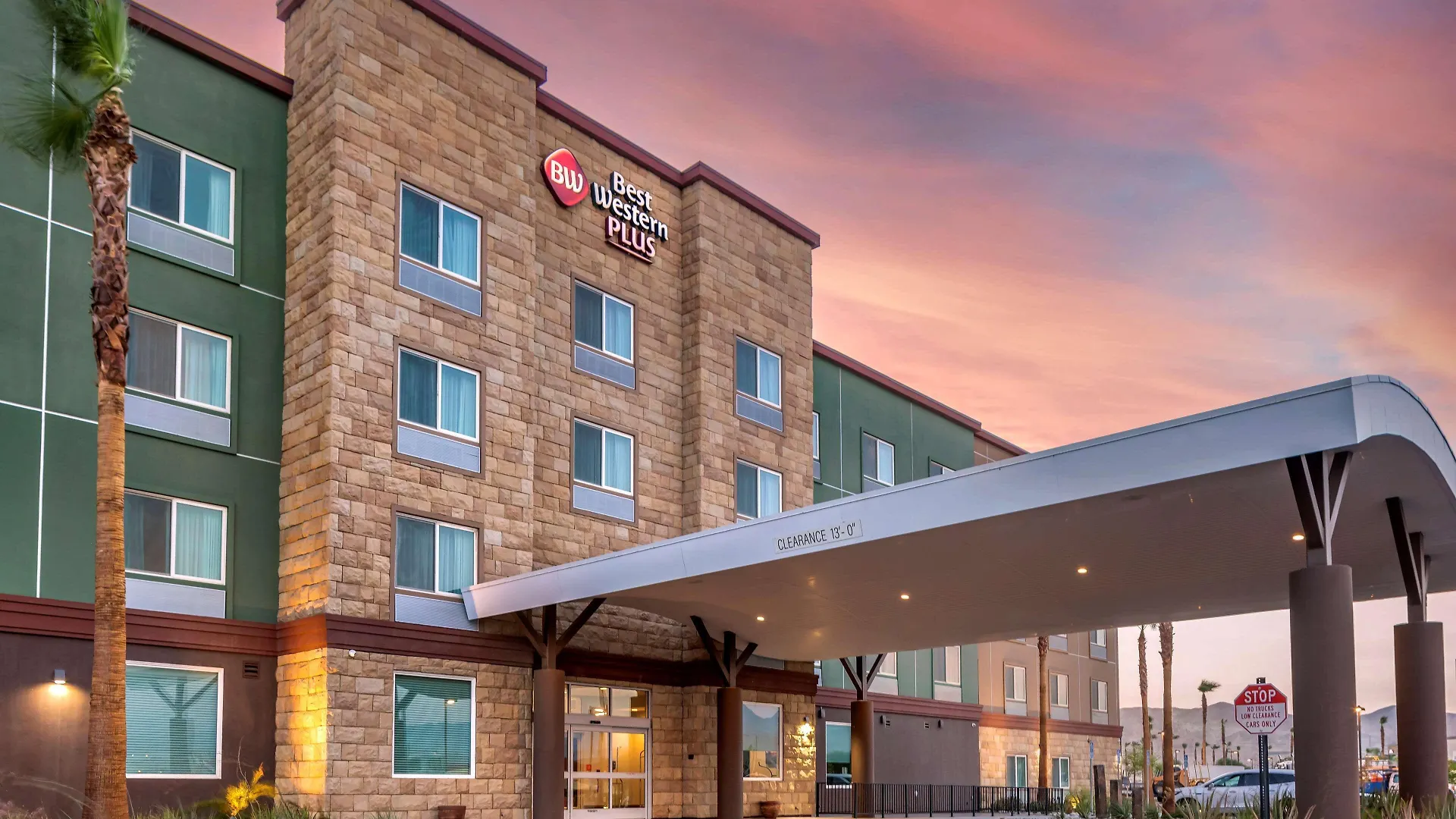 Staying Near Second Street Park: 4 Budget Hotels Compared