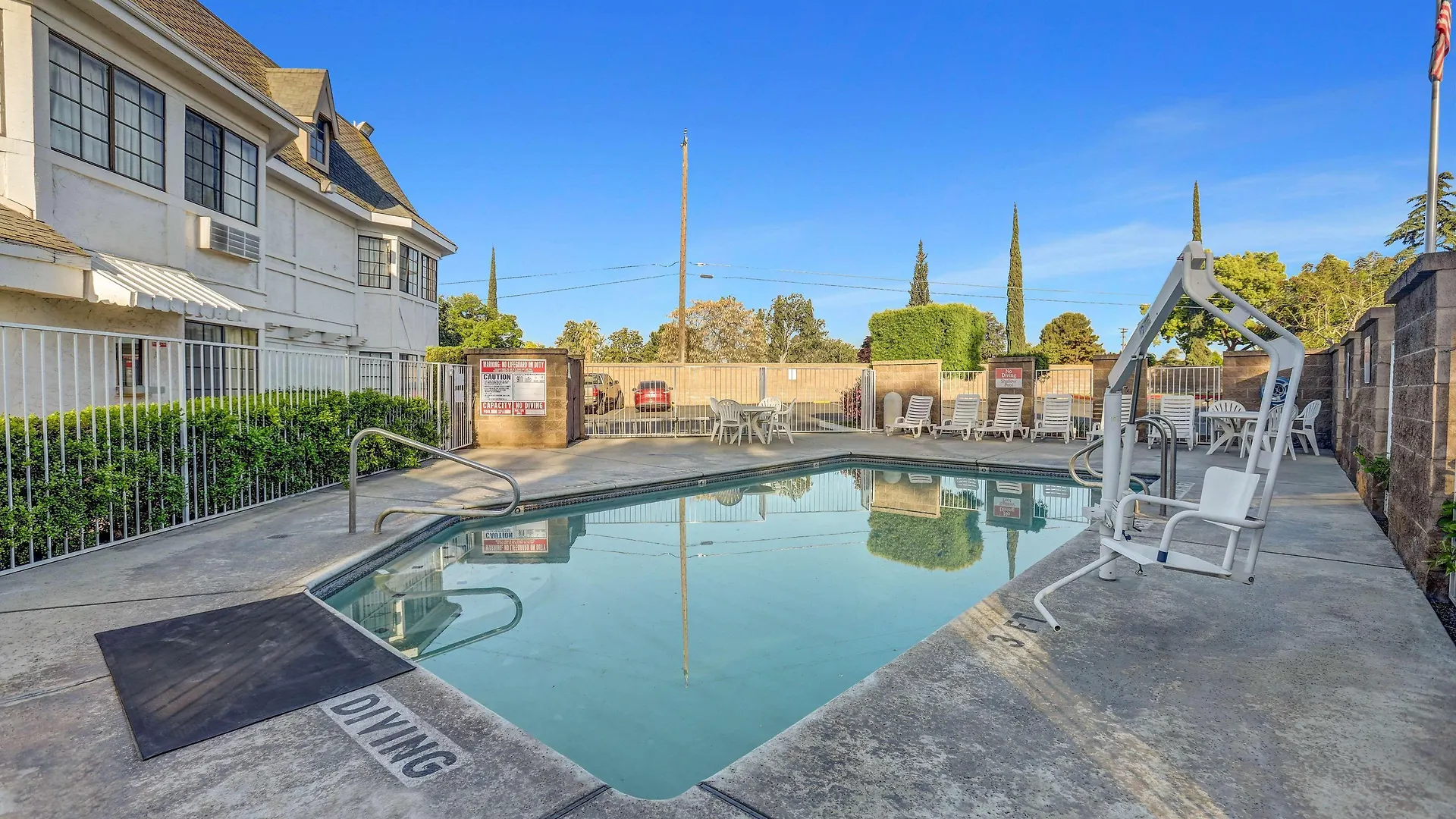 5 Design Hotels Near Ratcliffe Stadium Worth Booking