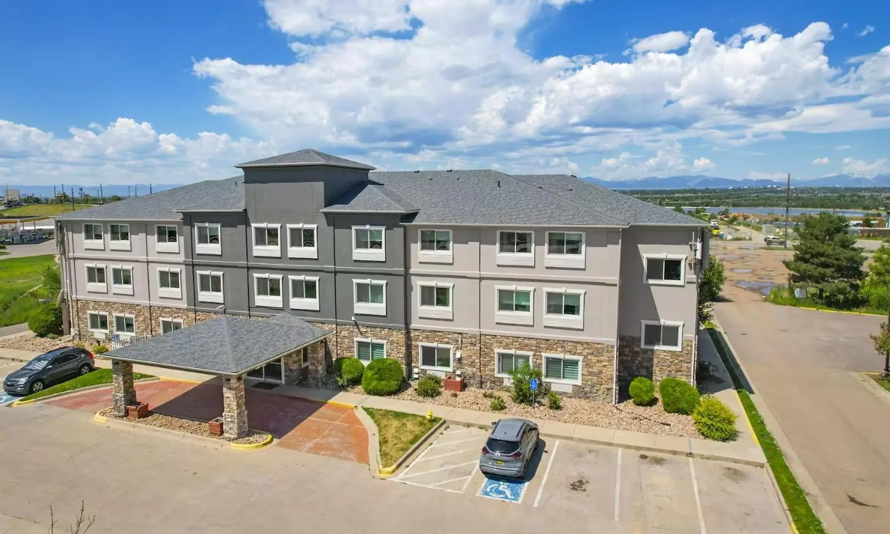 5 Resort-Style Hotels Close to Rotella Park in Thornton