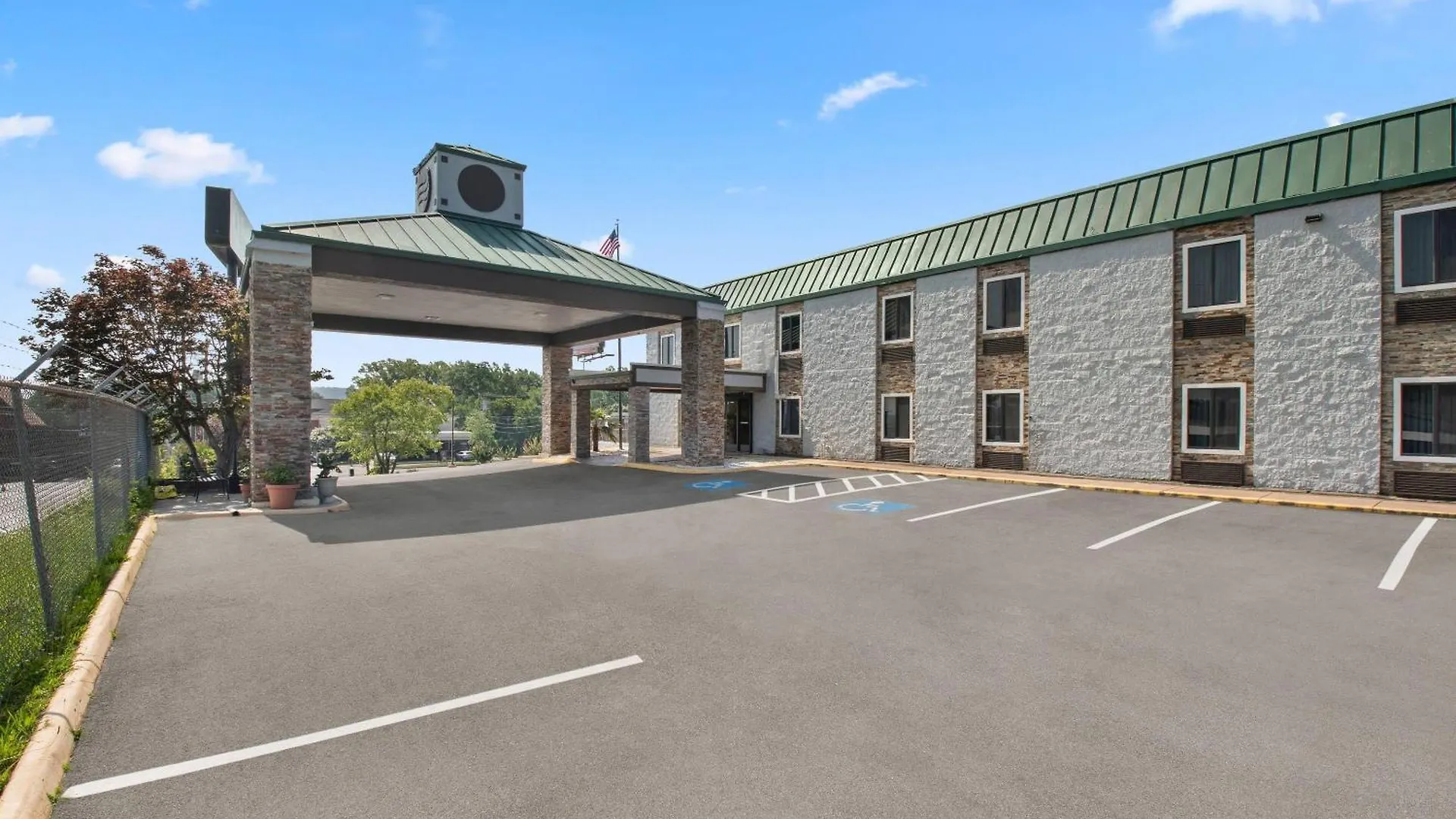 Staying Near Tennessee Riverpark: 6 Design Hotels Compared