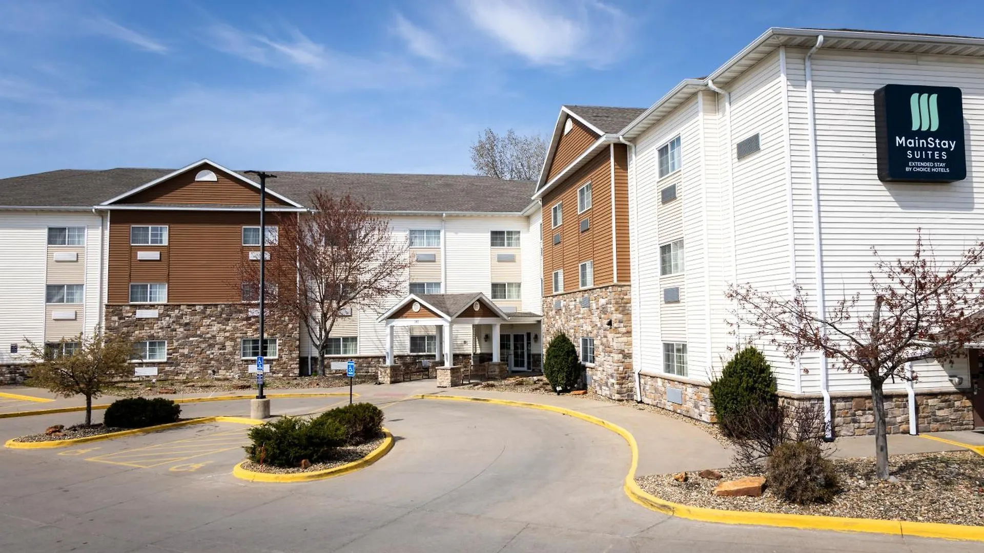 Staying Near Carver-Hawkeye Arena: 5 Central Hotels Compared