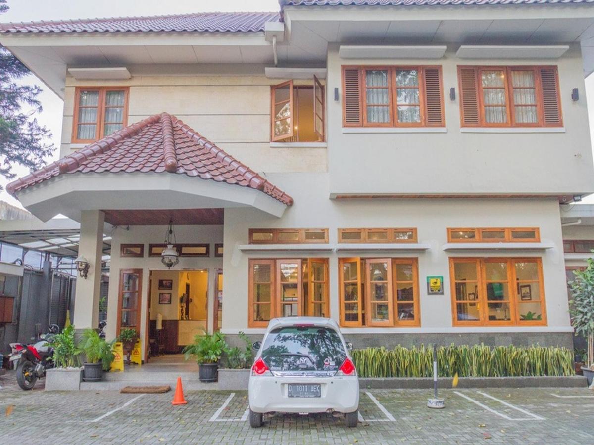 15 RedDoorz Hotels Close to Bosscha Observatory Worth Booking