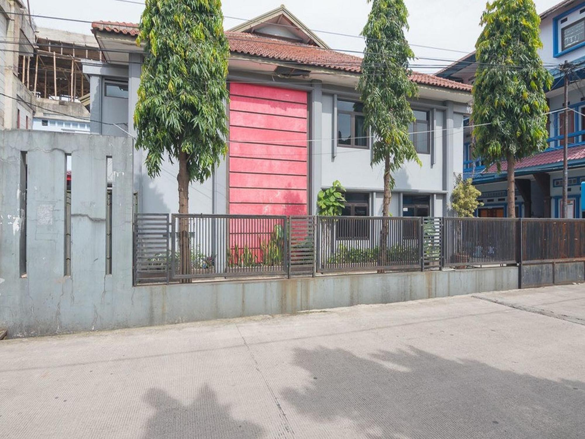 4 RedDoorz Hotels Near Karang Setra That Deliver Value