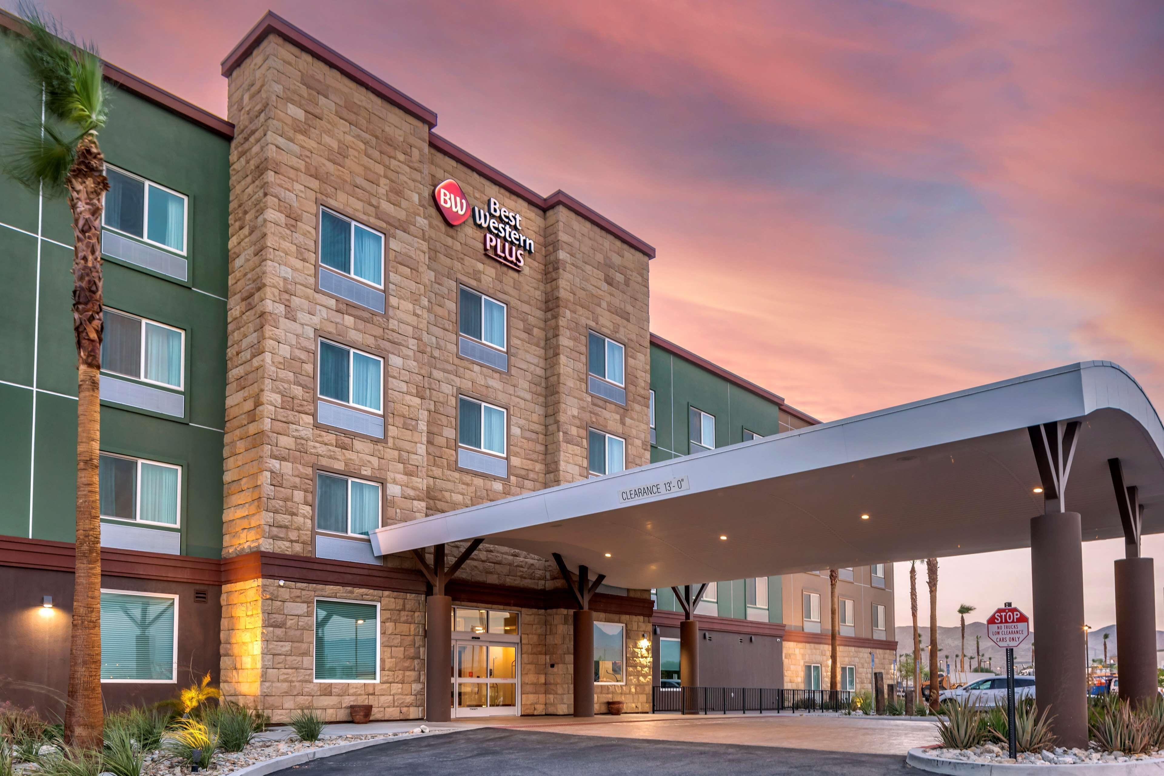 Staying Near Second Street Park: 4 Budget Hotels Compared