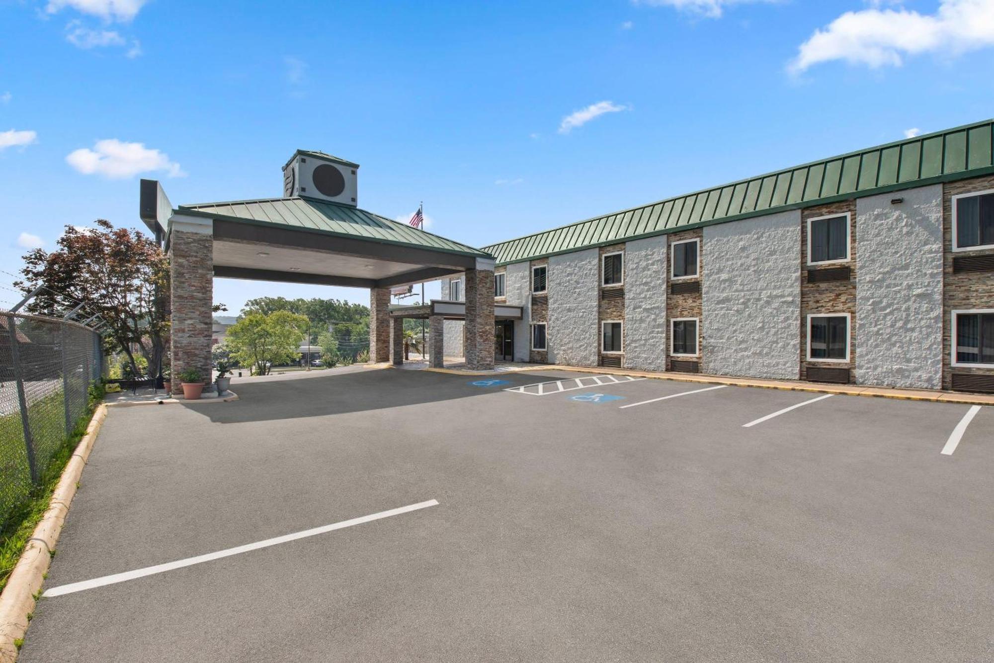 Staying Near Tennessee Riverpark: 6 Design Hotels Compared