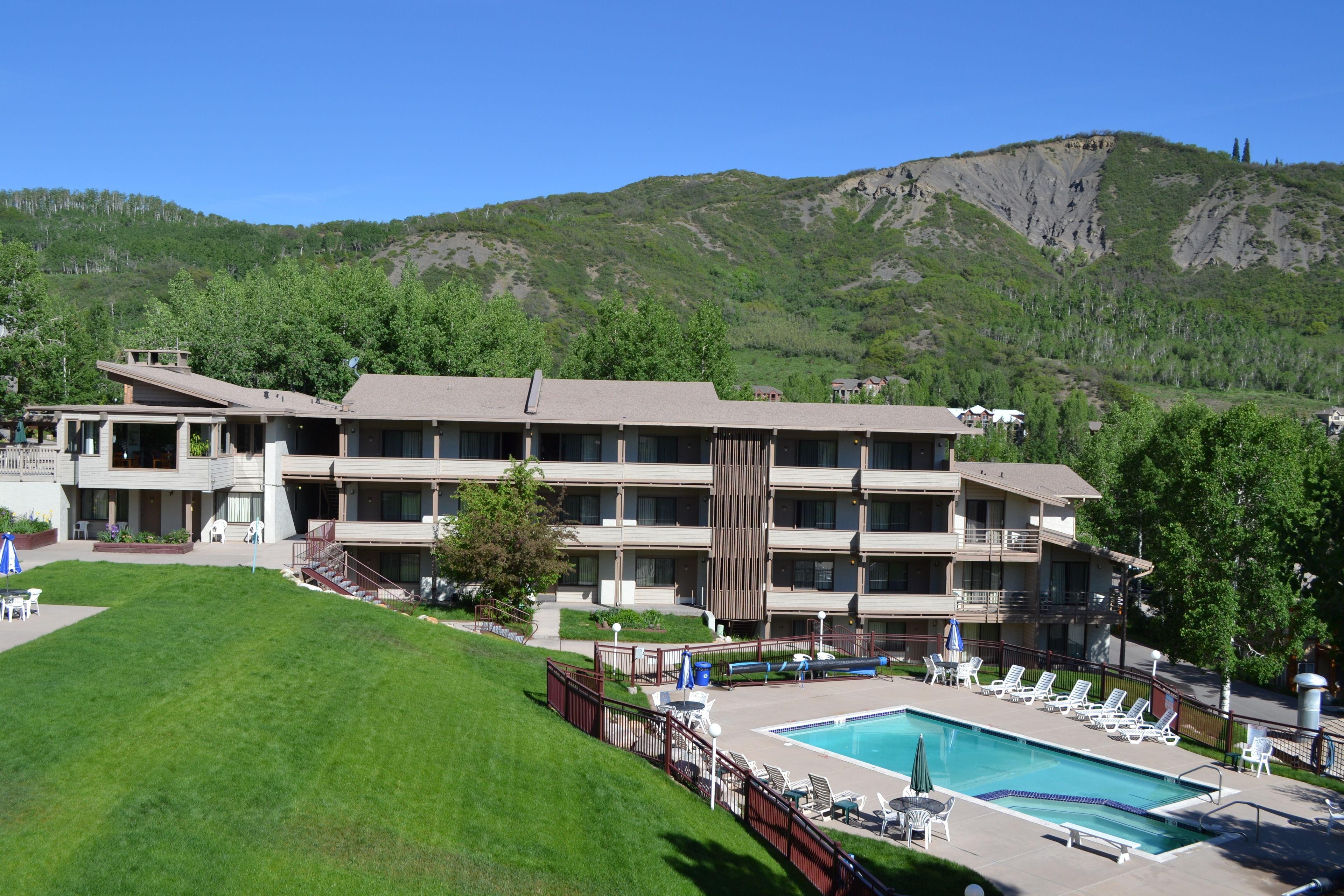 5 Resorts Near Two Creeks That Deliver on the Mountain