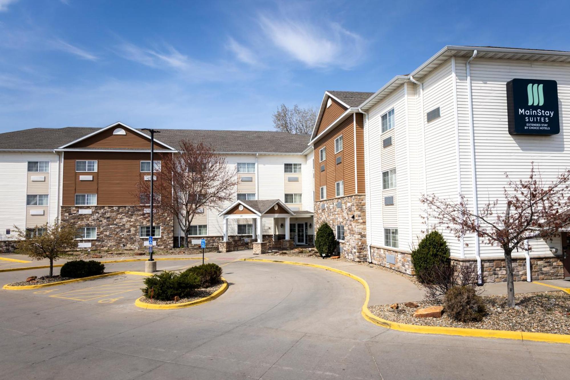 Staying Near Carver-Hawkeye Arena: 5 Central Hotels Compared